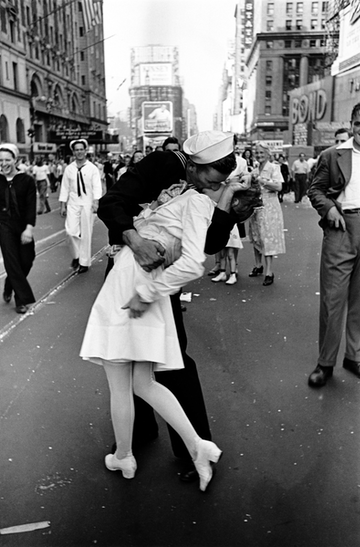 Times Square Kiss WWII